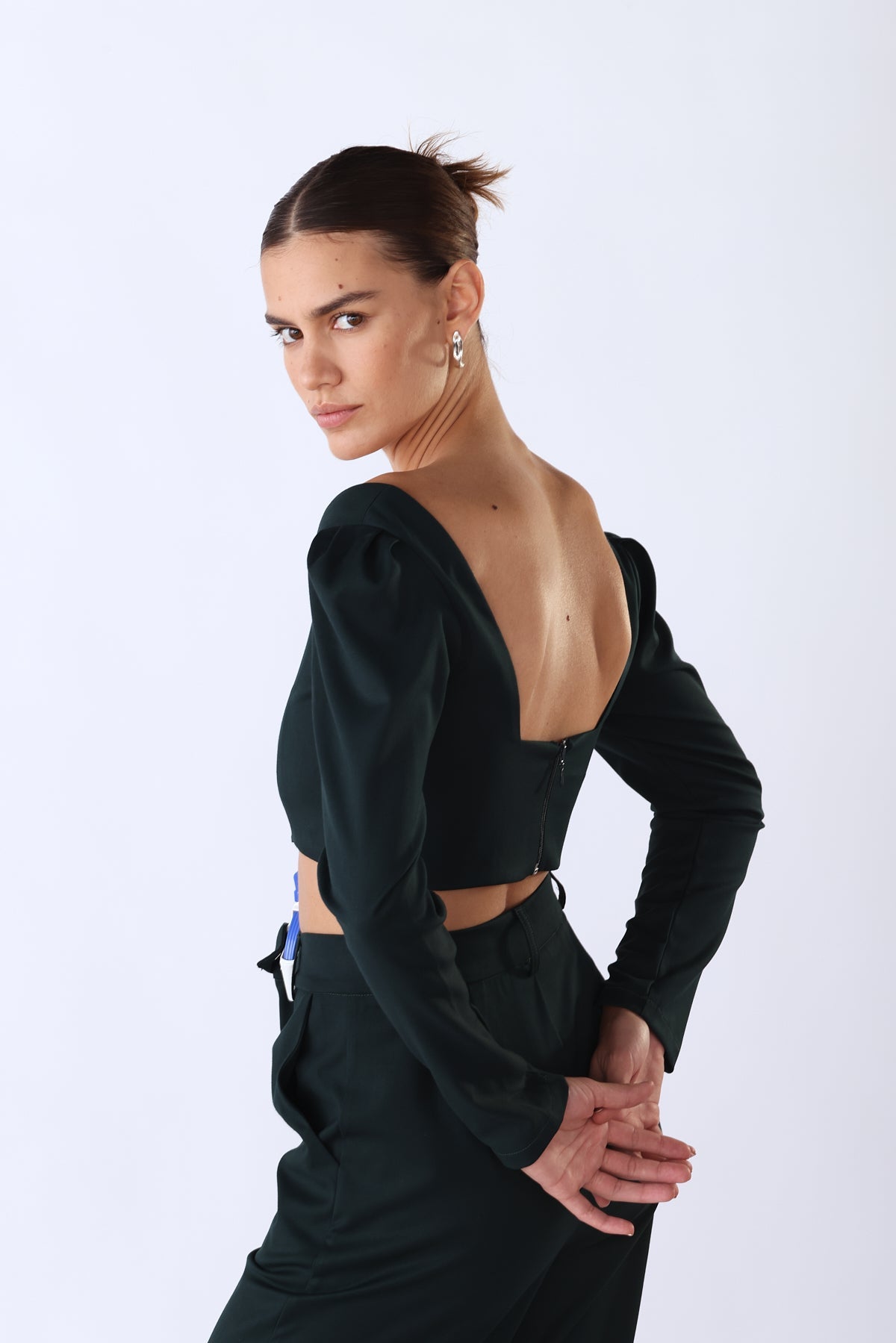 חולצת נינה בצבע ירוק כהה