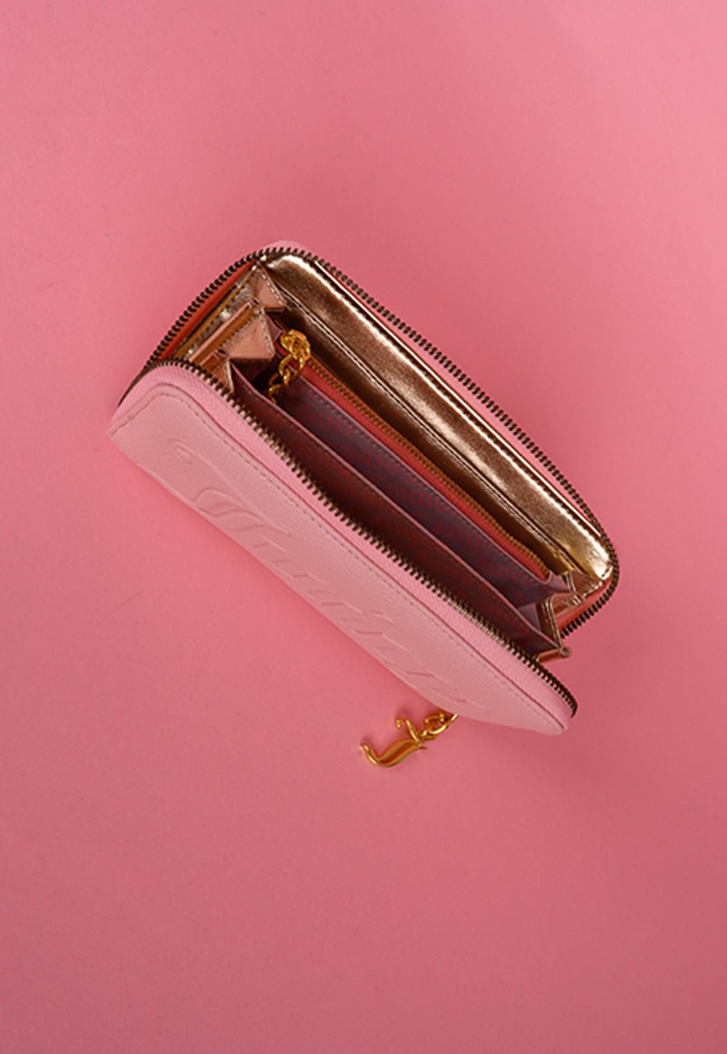 ארנק סוזן מוארך עם לוגו מובלט - Juicy Couture