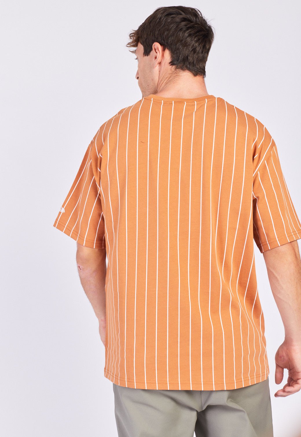 טי שירט פסים קצרה לגברים - New Era