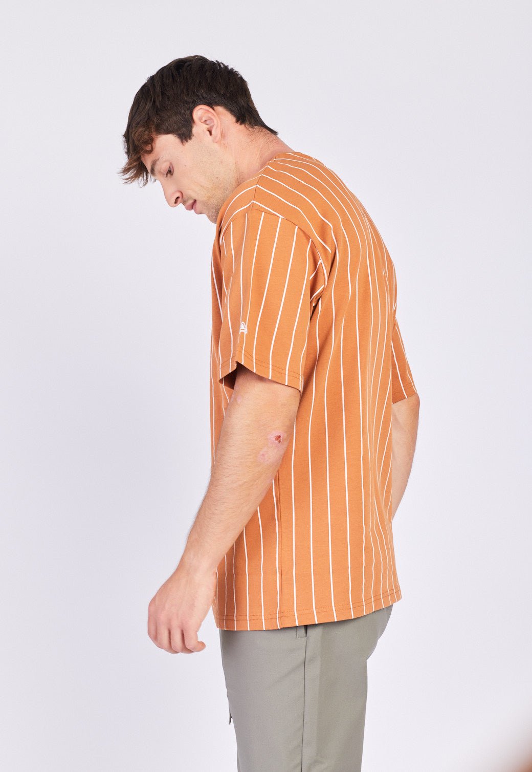 טי שירט פסים קצרה לגברים - New Era