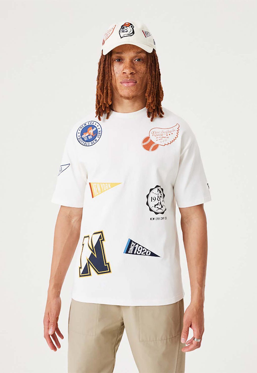 טי שירט קצרה הדפסים בחזית גברים - New Era