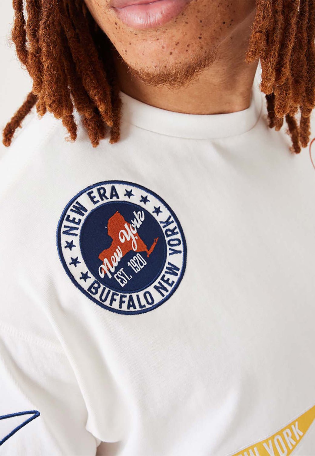 טי שירט קצרה הדפסים בחזית גברים - New Era