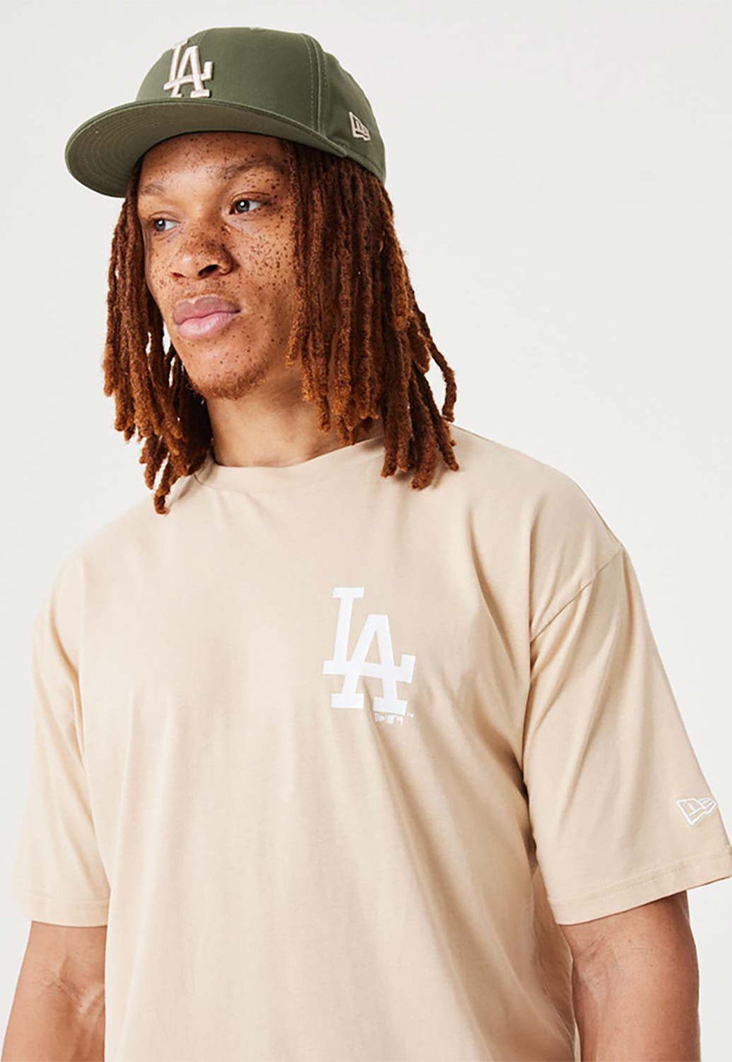 טי שירט קצרה רחבה אל.איי גברים - New Era