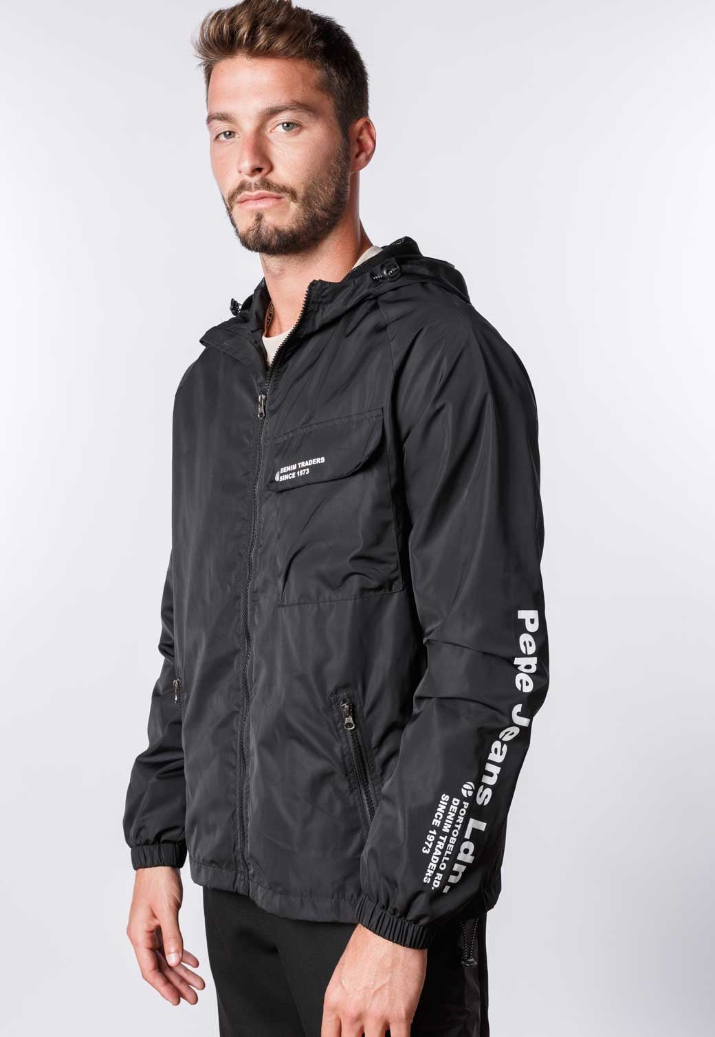 מעיל רוח עם הדפס כיתוב על השרוול גברים - Pepe Jeans