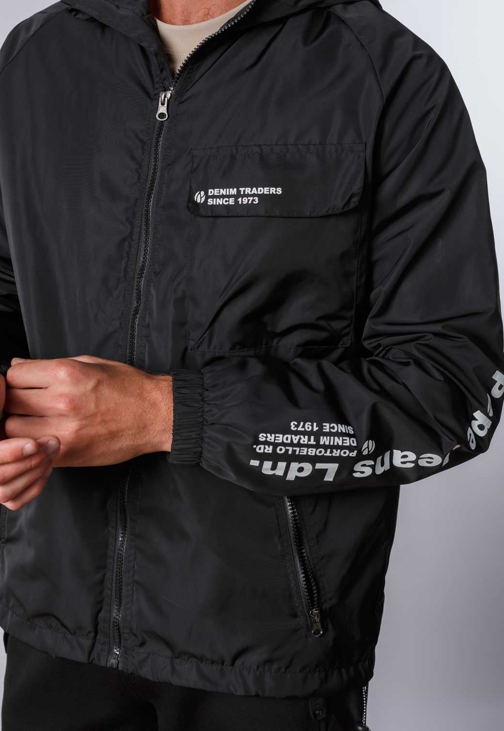 מעיל רוח עם הדפס כיתוב על השרוול גברים - Pepe Jeans