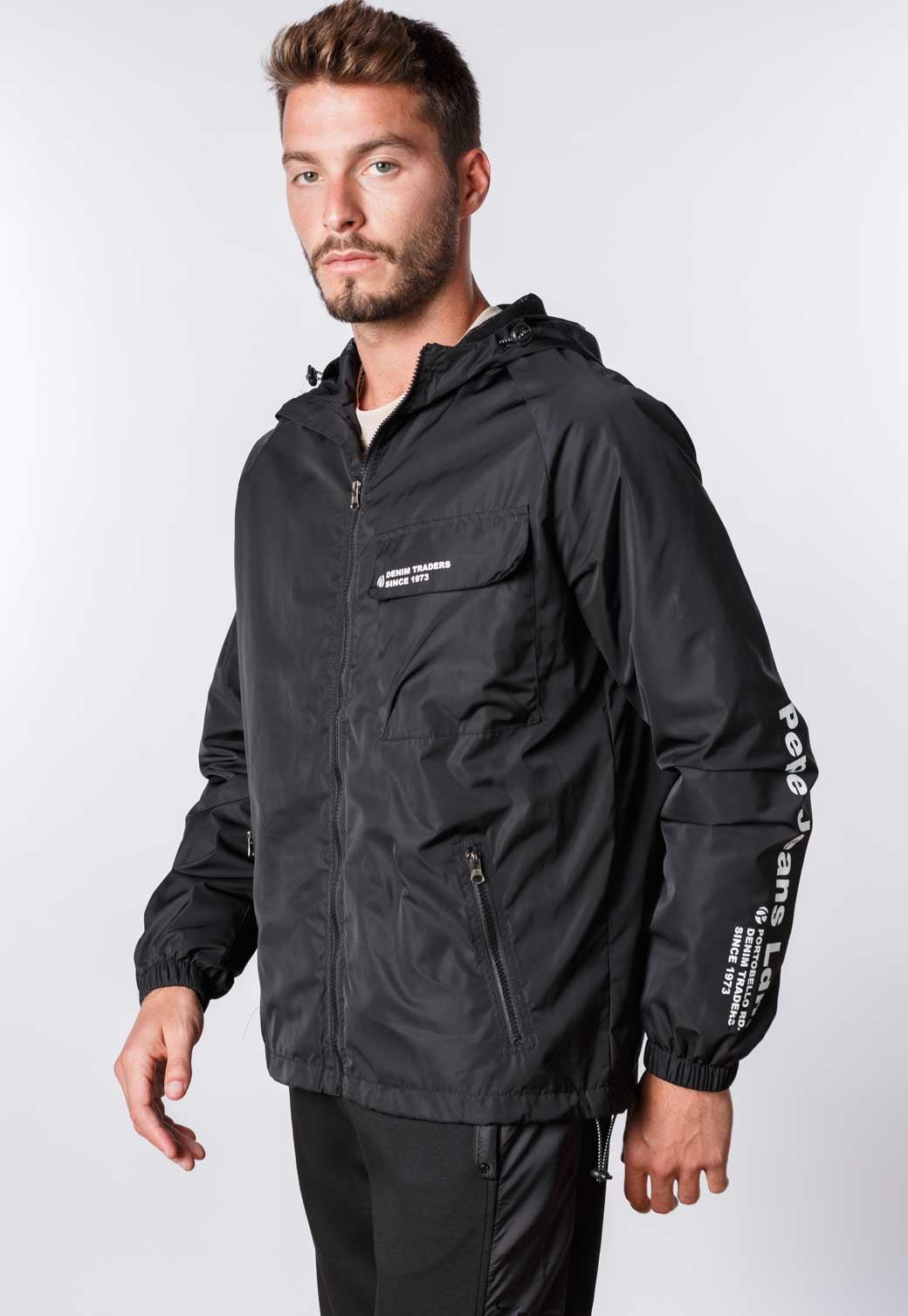 מעיל רוח עם הדפס כיתוב על השרוול גברים - Pepe Jeans