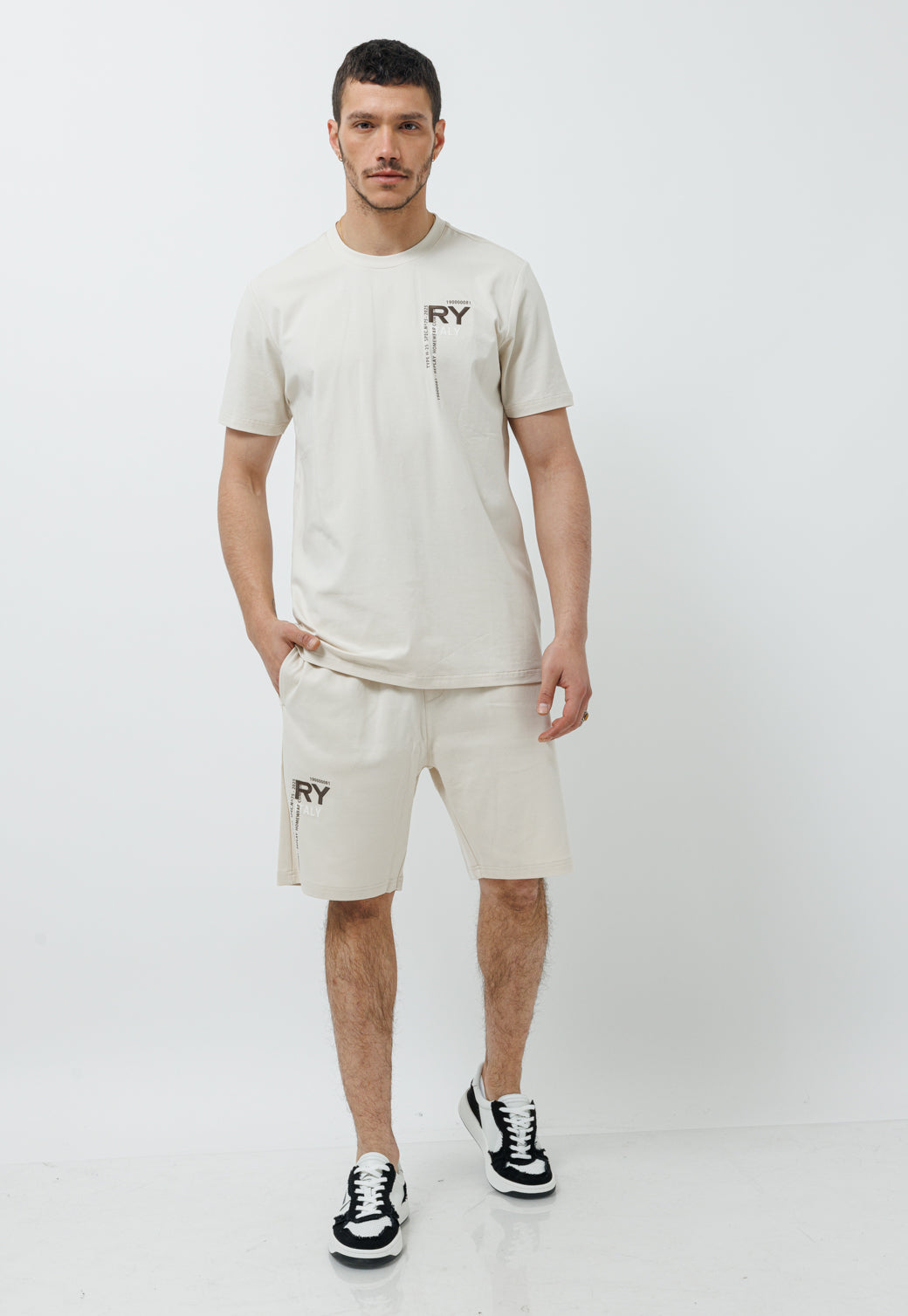 חליפת טרנינג קצרה לגברים בצבע אוף וייט