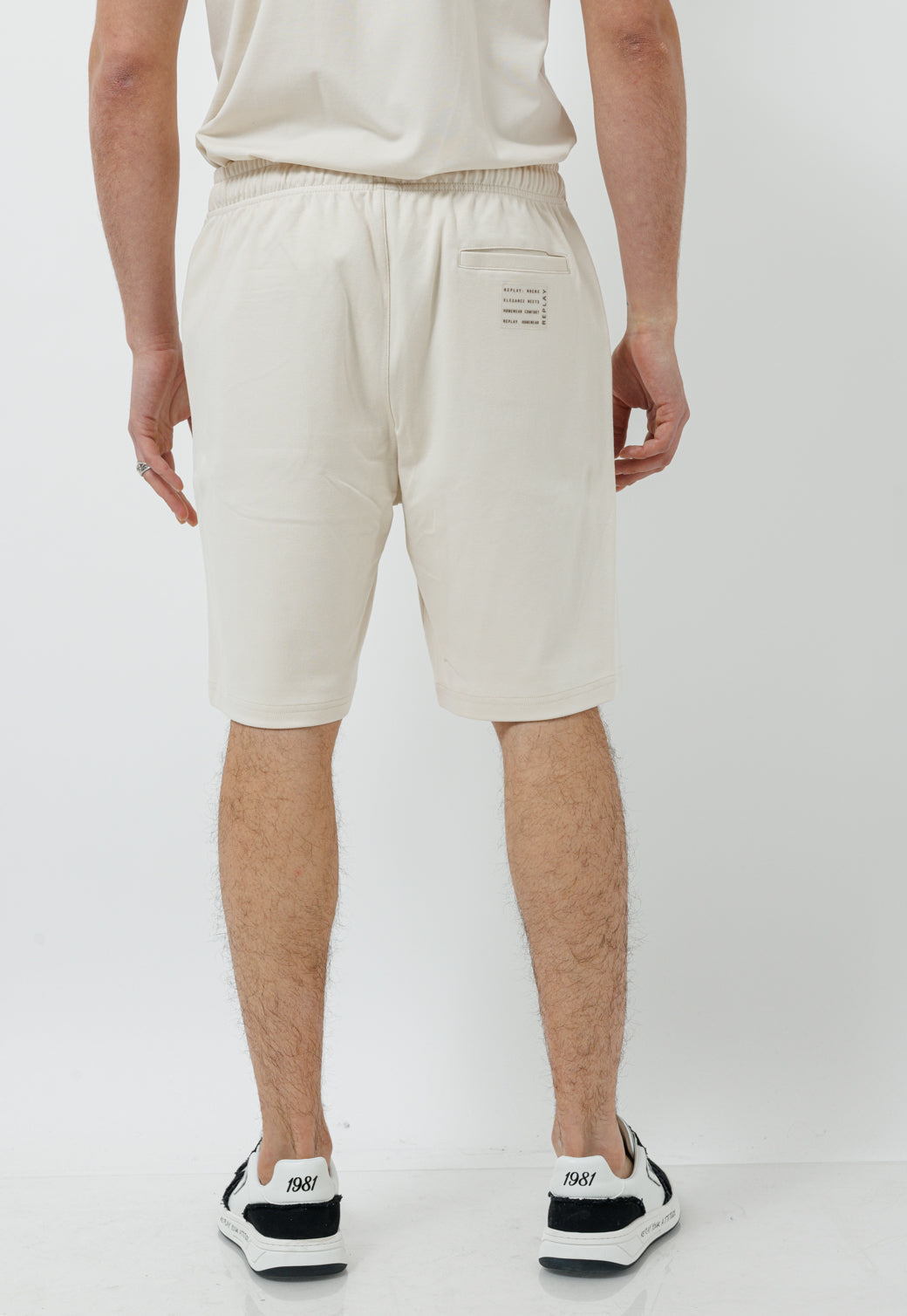 חליפת טרנינג קצרה לגברים בצבע אוף וייט