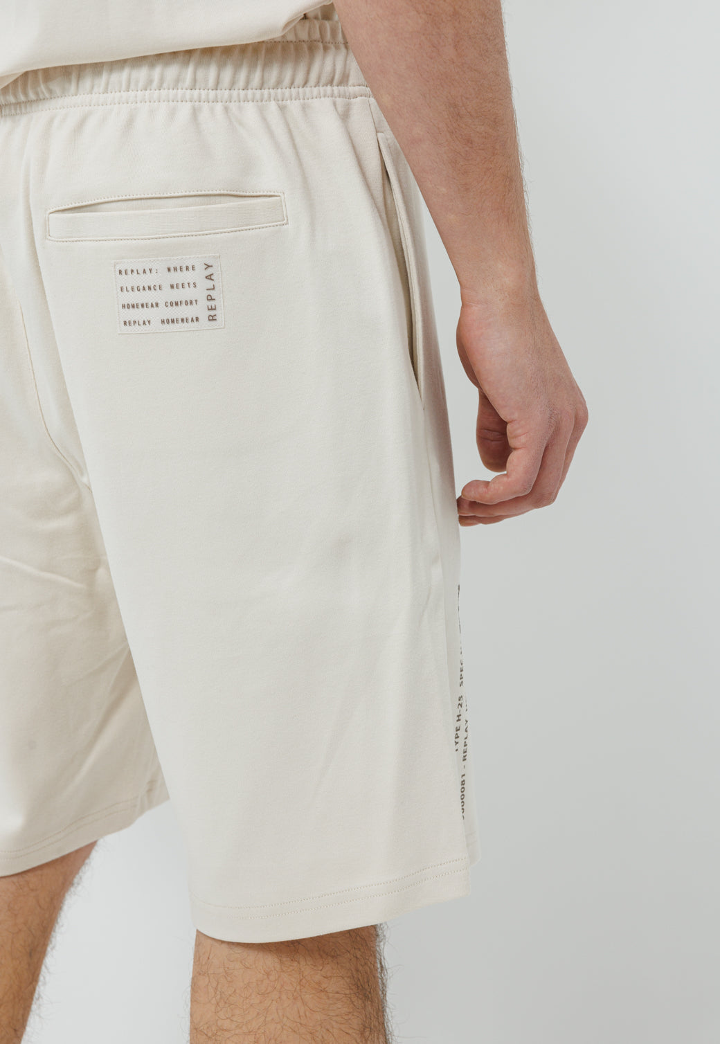 חליפת טרנינג קצרה לגברים בצבע אוף וייט