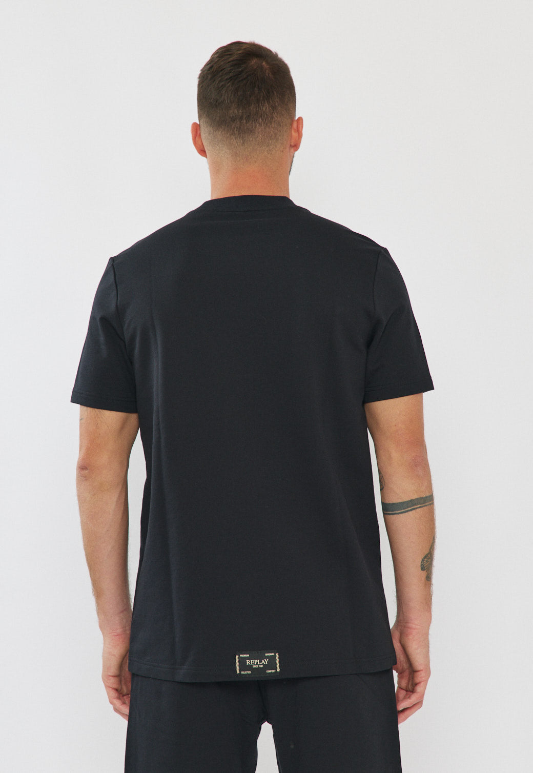 חליפת טרנינג לגברים בצבע שחור עם לוגו