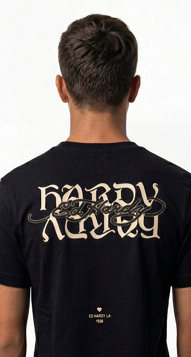 טי שירט Ed Hardy לגברים בצבע שחור עם לוגו כתב זהב בחזה