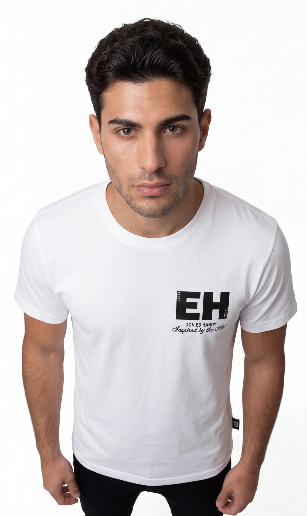 טי שירט Ed Hardy לגברים בצבע לבן עם הדפס HARDY שחור גדול בגב