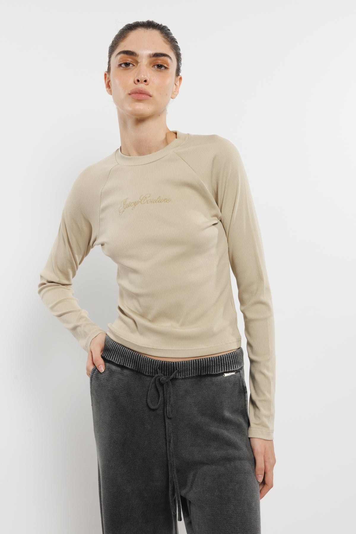 חולצת נשים דגם KIM TOP JUICY COUTURE בצבע בז'