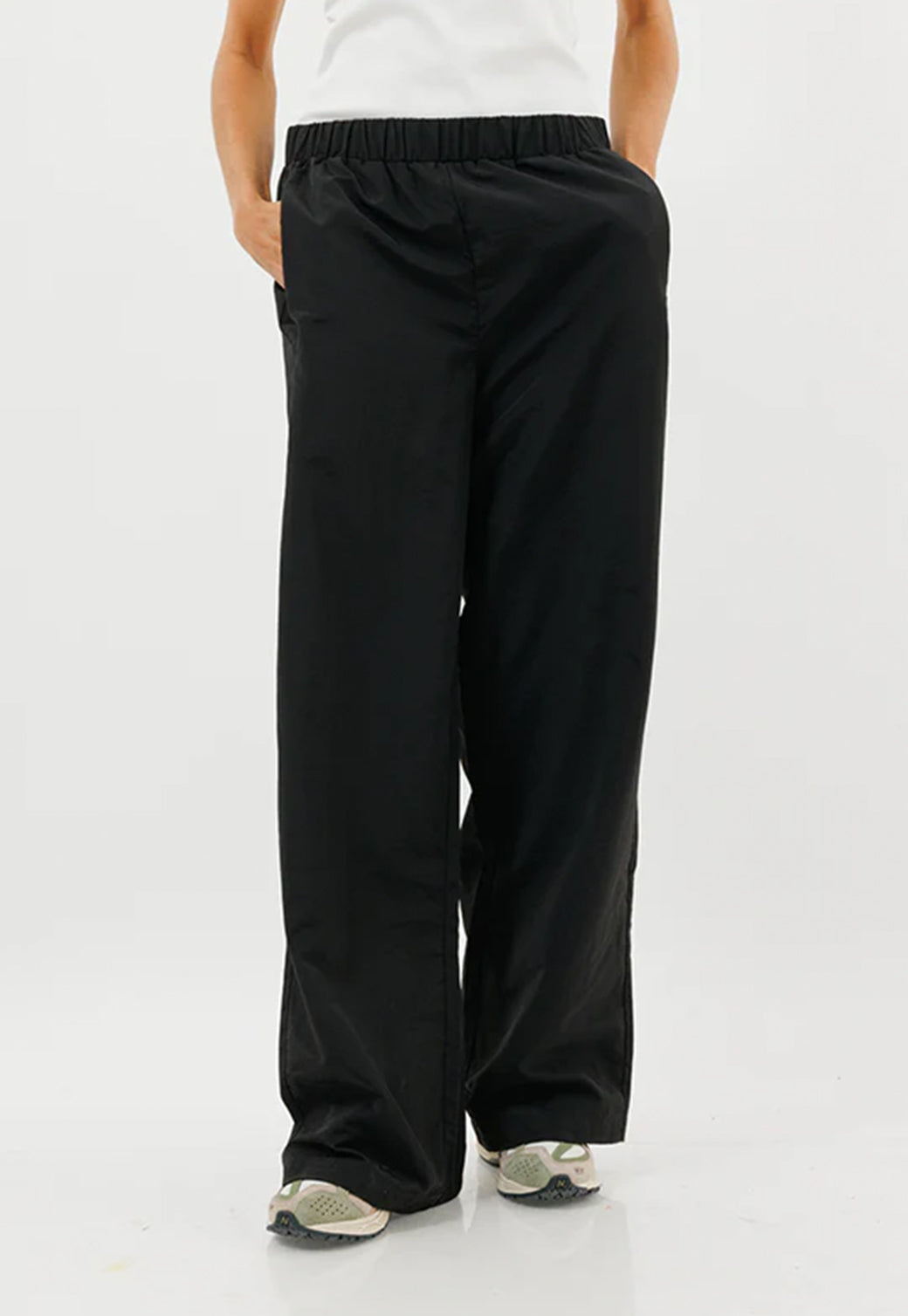 מכנסי ניילון Juicy Couture בצבע שחור