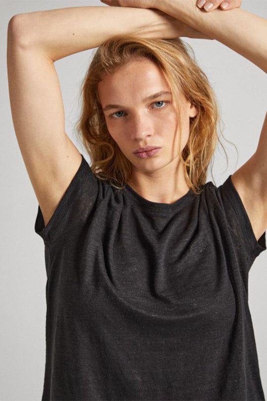 טי שירט Lilian Pepe Jeans לנשים בצבע שחור עם צווארון עגול