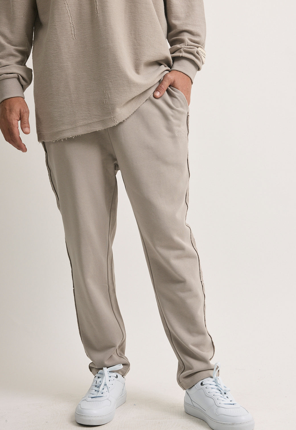 מכנסי ג׳וגר לגברים בצבע בז׳ עם תפרים מודגשים