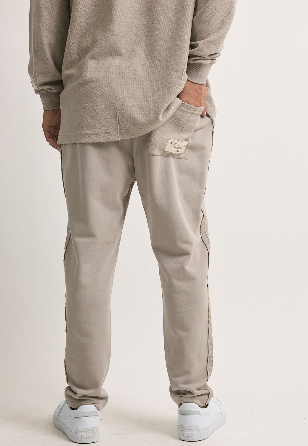 מכנסי ג׳וגר לגברים בצבע בז׳ עם תפרים מודגשים