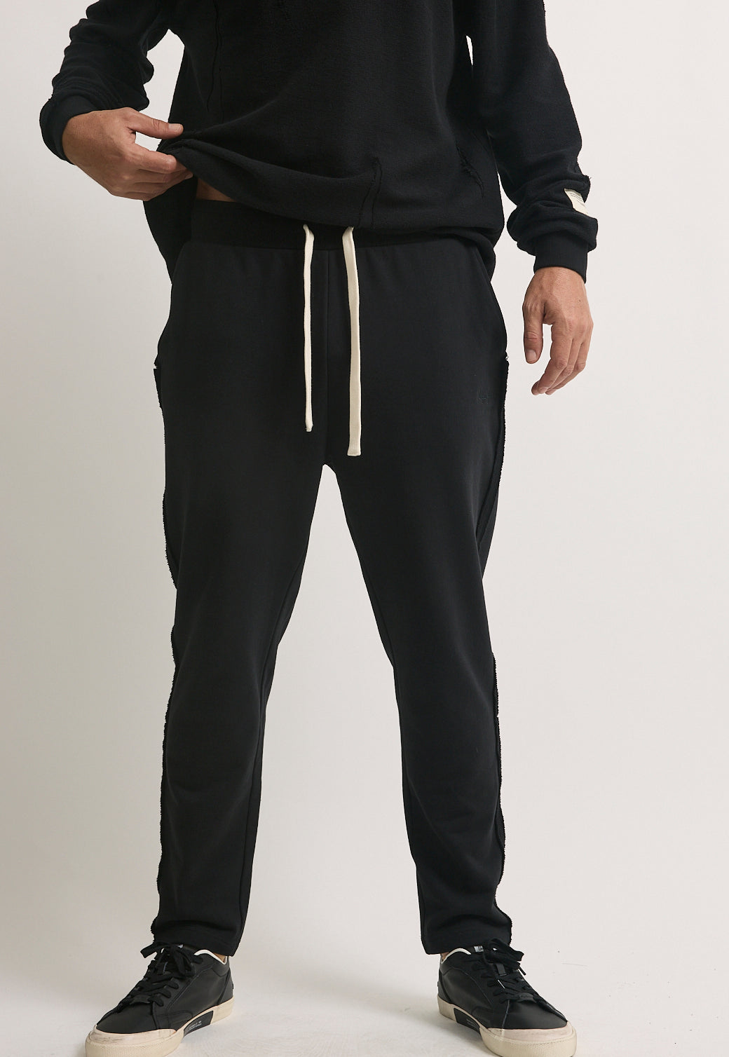 מכנס טרנינג לגברים בצבע שחור עם שרוך לבן