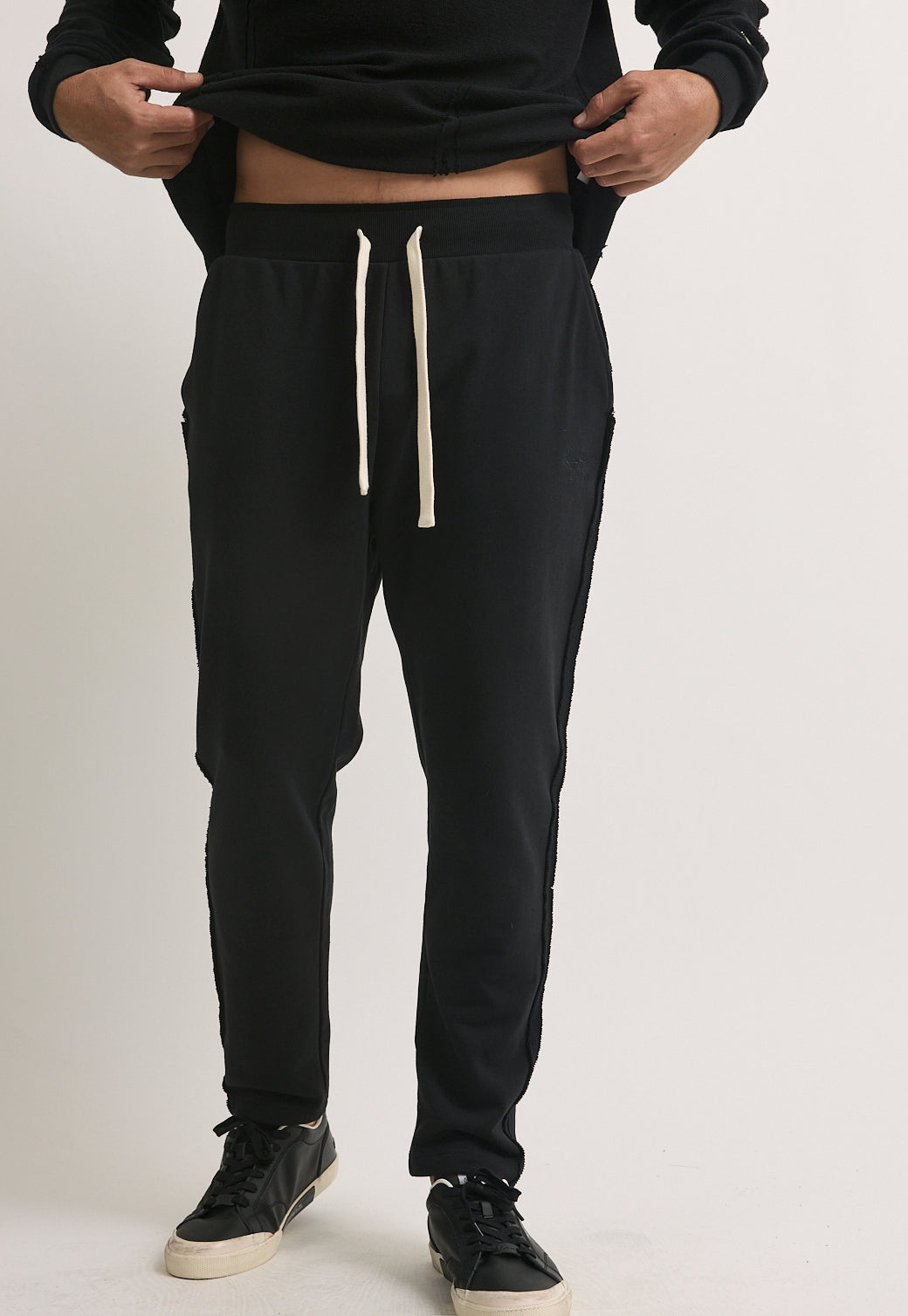 מכנס טרנינג לגברים בצבע שחור עם שרוך לבן