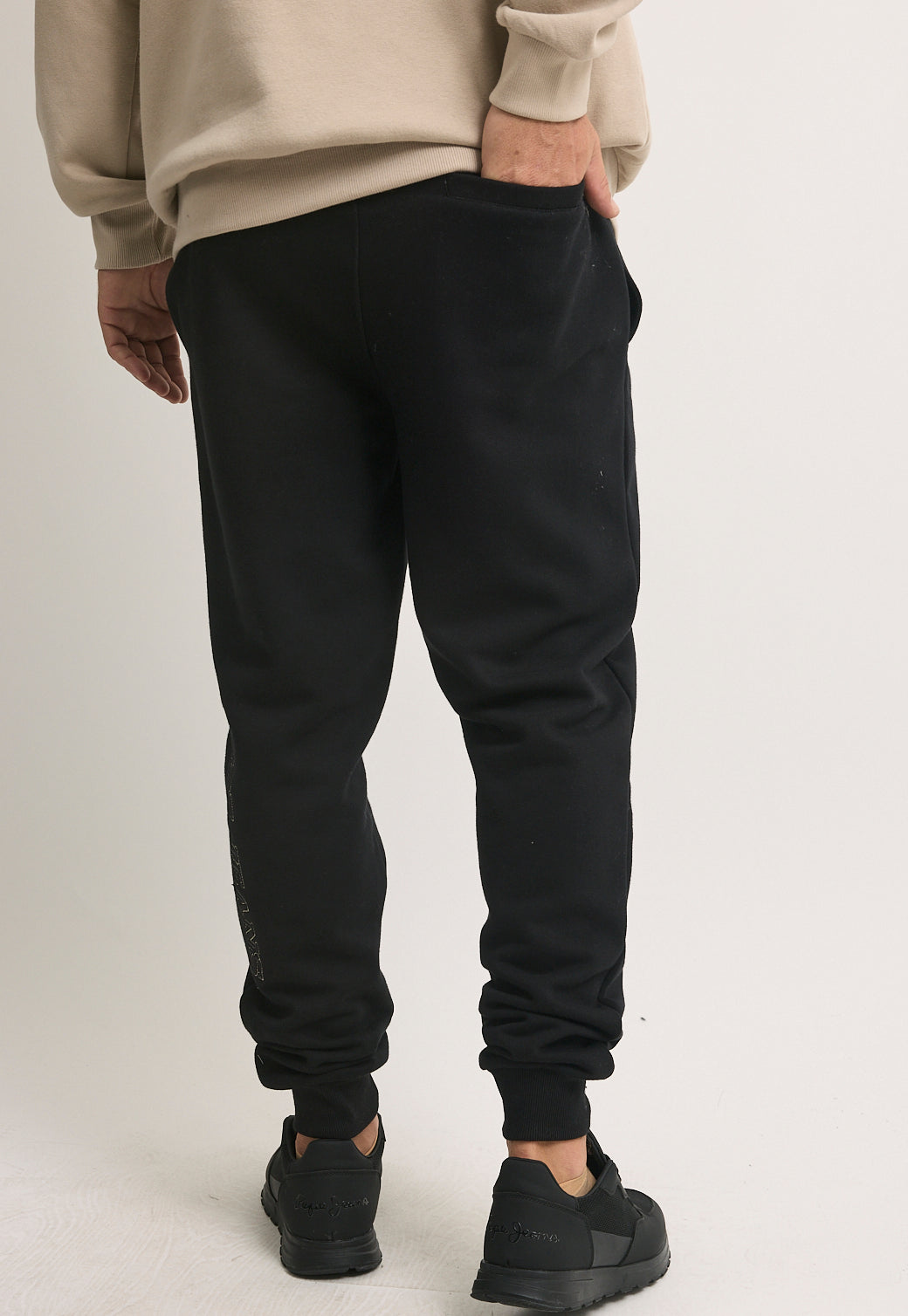 מכנס טרנינג לגברים בצבע שחור עם לוגו צד עדין