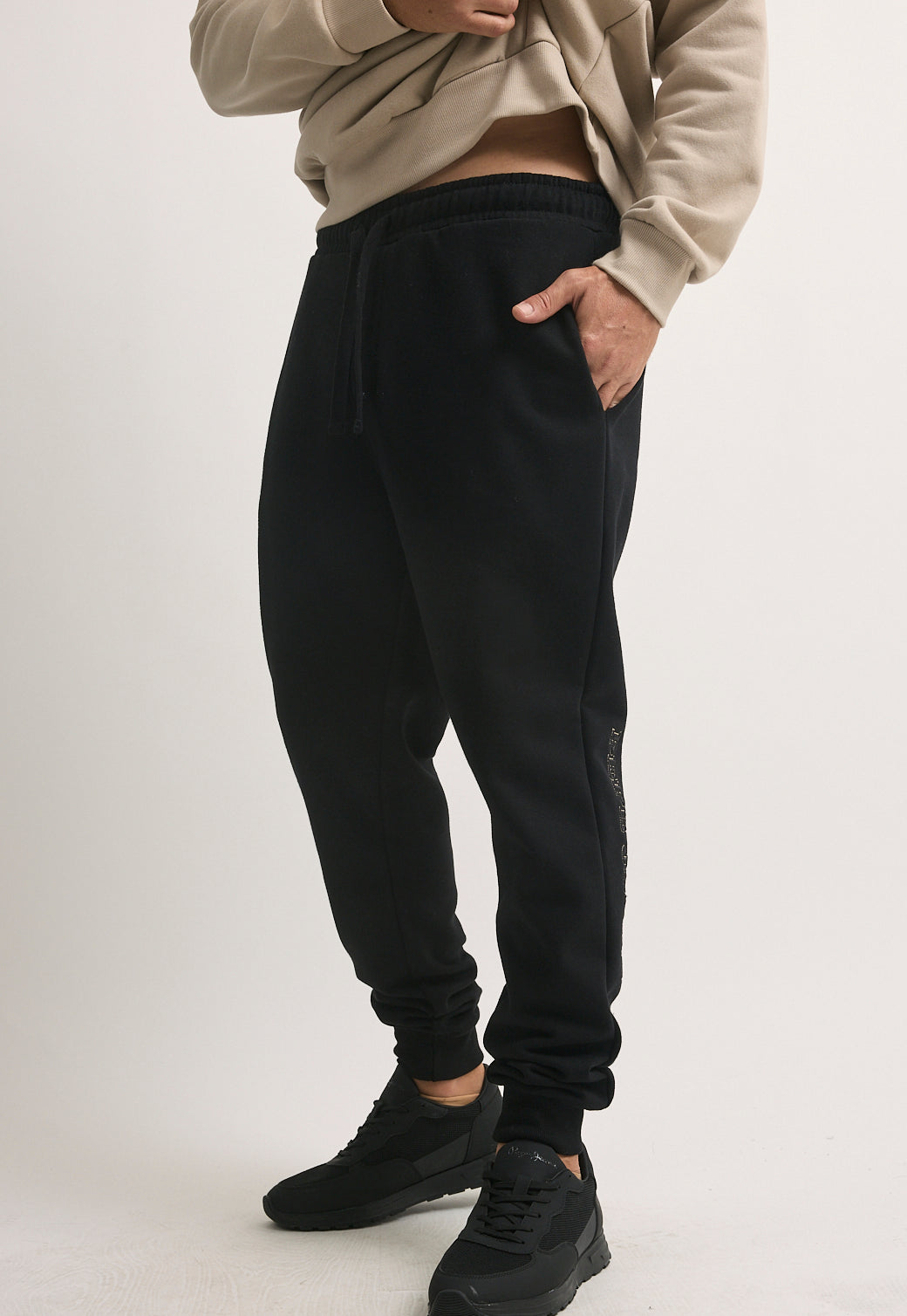 מכנס טרנינג לגברים בצבע שחור עם לוגו צד עדין