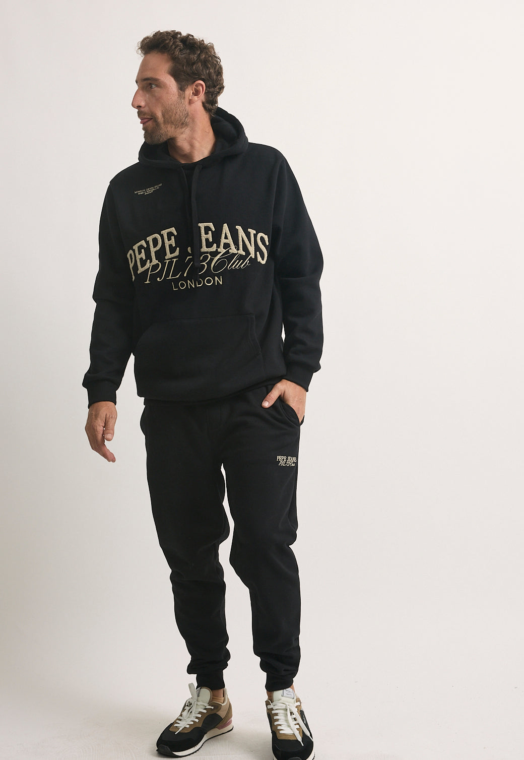מכנס טרנינג לגברים בצבע שחור עם לוגו