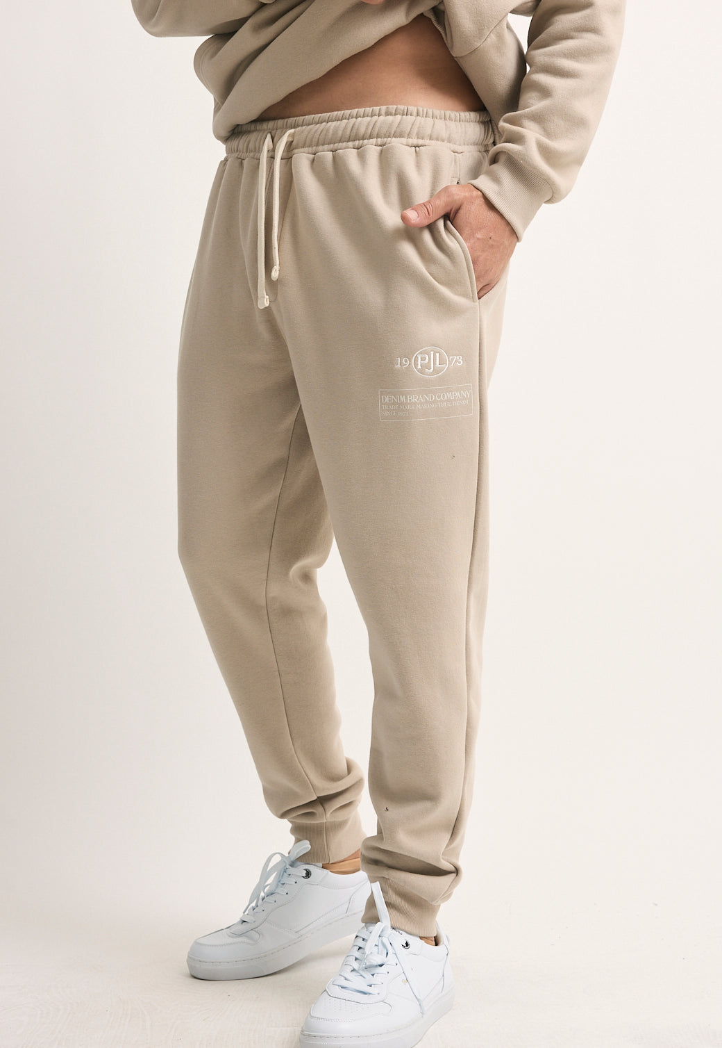 מכנס טרנינג לגברים בצבע בז' עם הדפס לוגו לבן