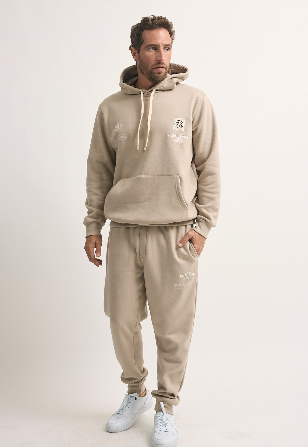 מכנס טרנינג לגברים בצבע בז' עם הדפס לוגו לבן