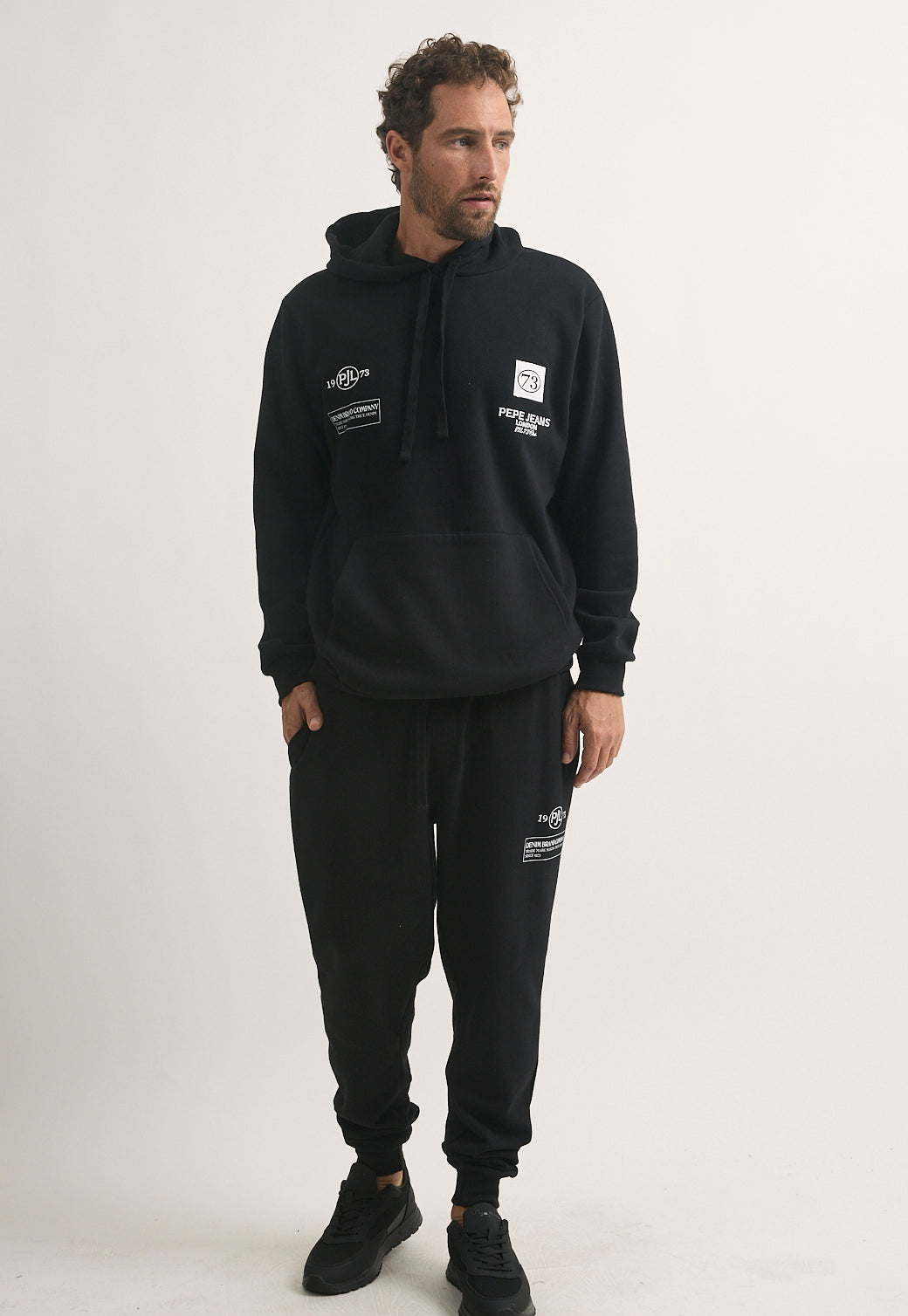 מכנס טרנינג לגברים בצבע שחור עם הדפס לבן