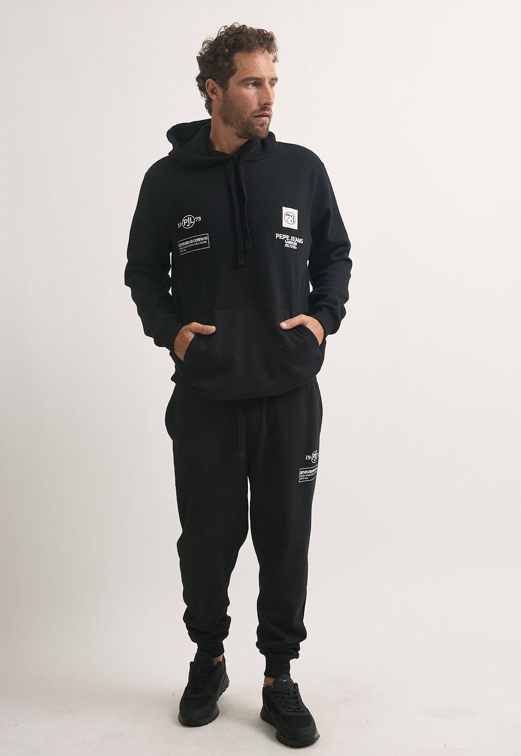 מכנס טרנינג לגברים בצבע שחור עם הדפס לבן