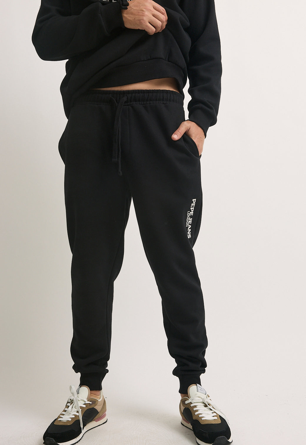 מכנס טרנינג לגברים בצבע שחור עם לוגו צד