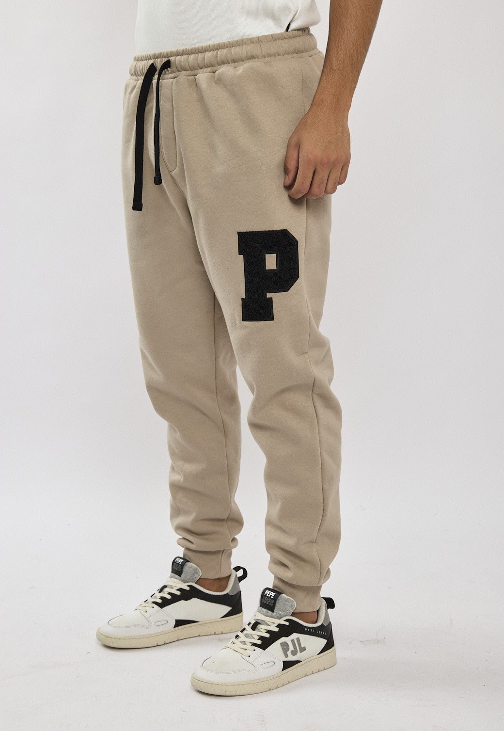 מכנס טרנינג לגברים בצבע בז' עם לוגו