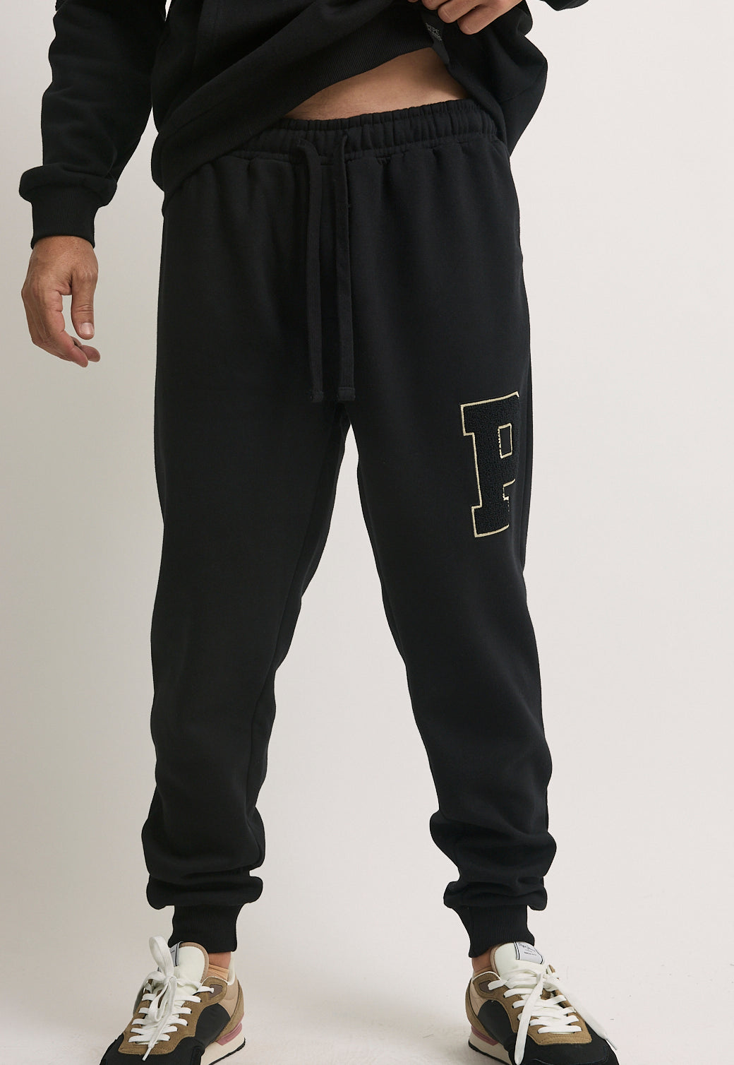 מכנס טרנינג לגברים בצבע שחור עם