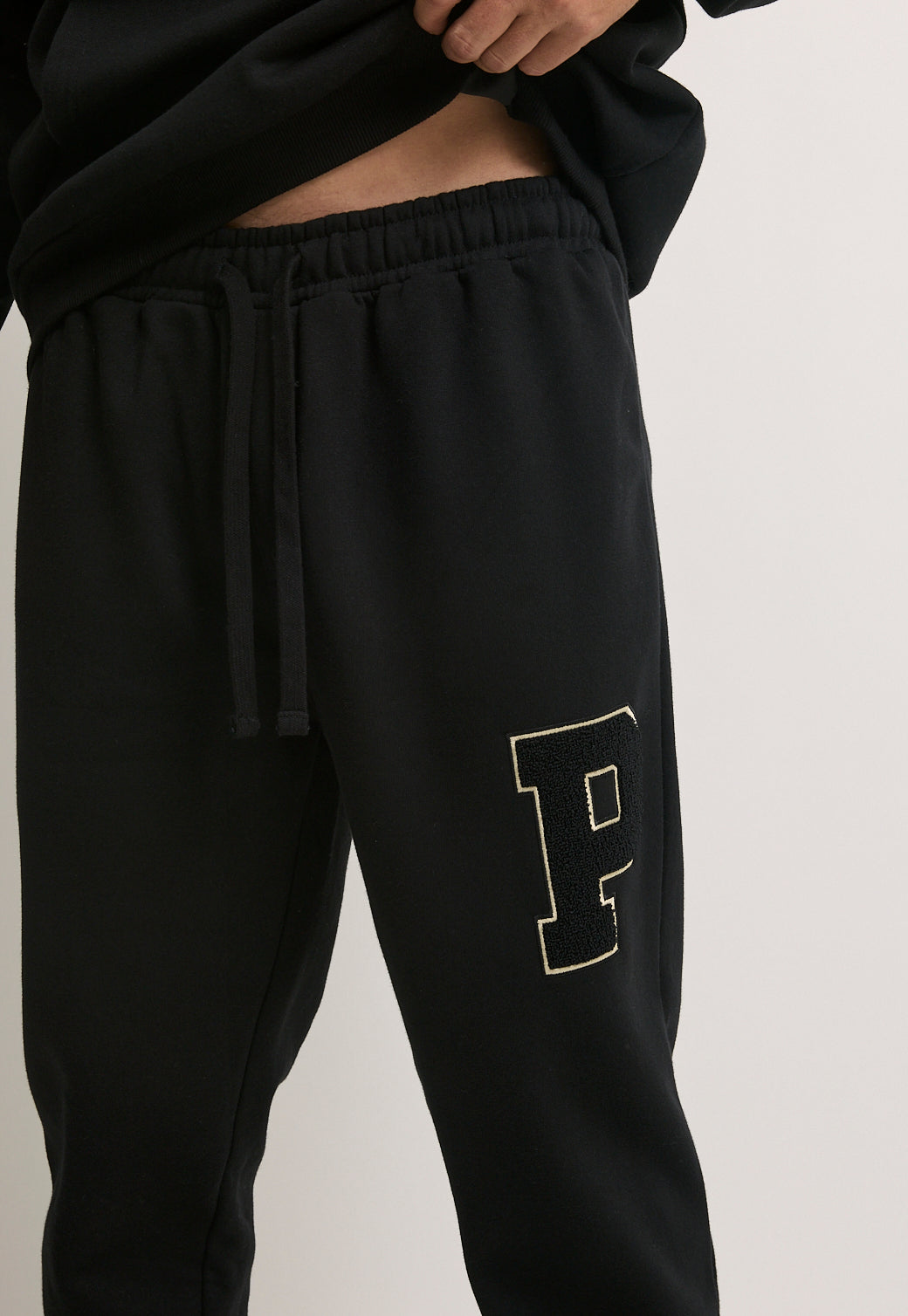 מכנס טרנינג לגברים בצבע שחור עם