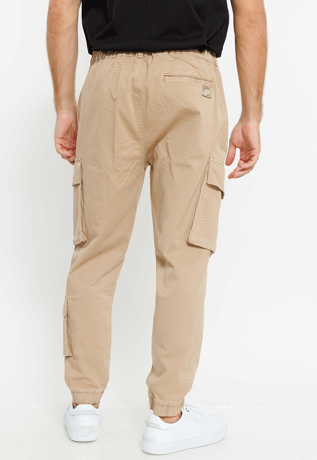 מכנסי קארגו לגברים בצבע בז' מבד קליל