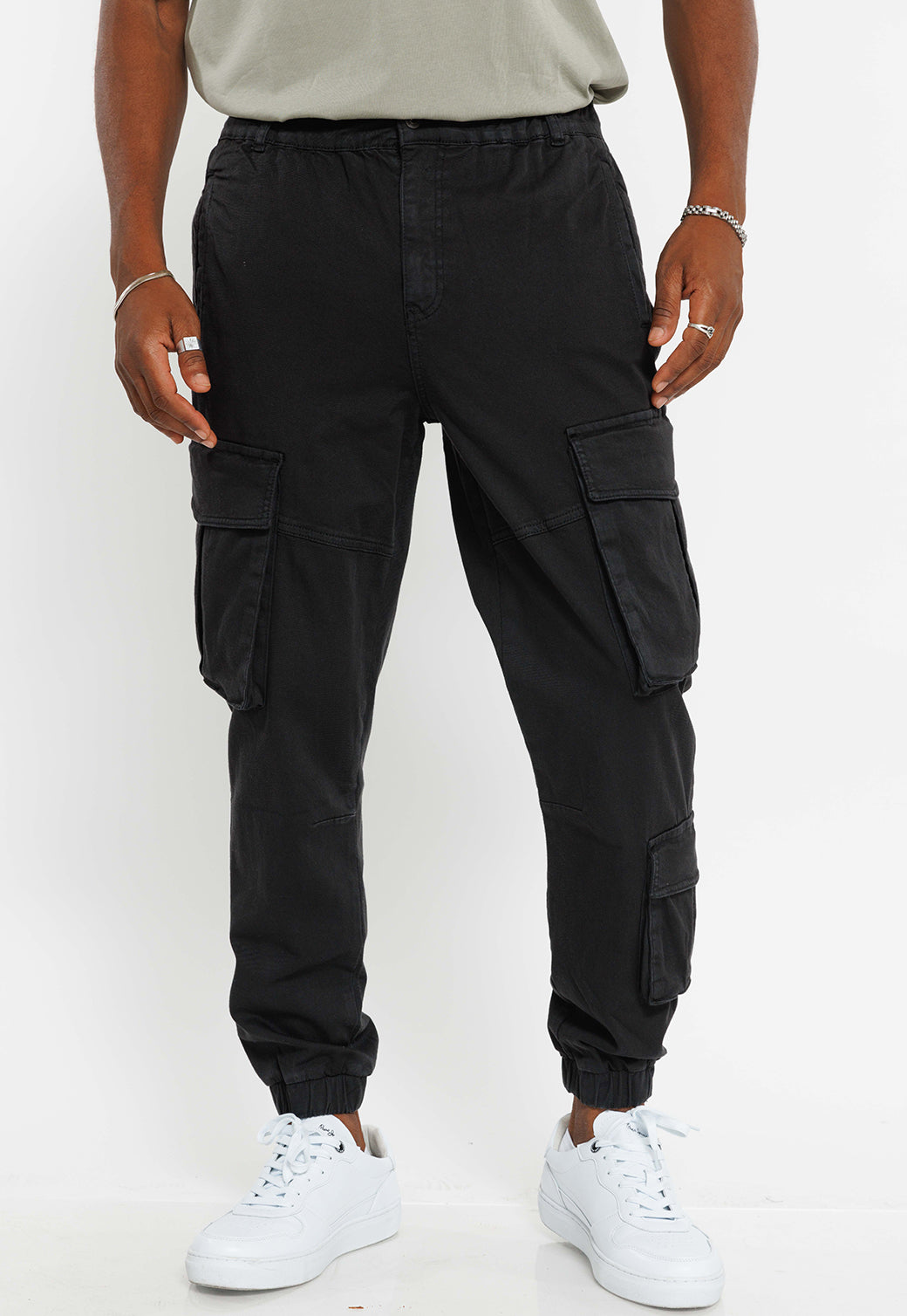 מכנסי קארגו בגזרה מחויטת בצבע שחור לגברים