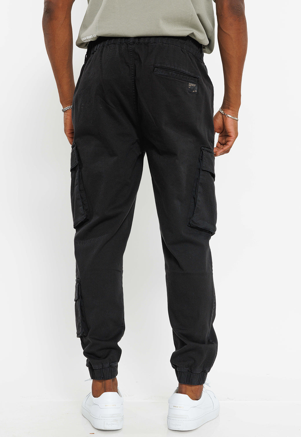 מכנסי קארגו בגזרה מחויטת בצבע שחור לגברים