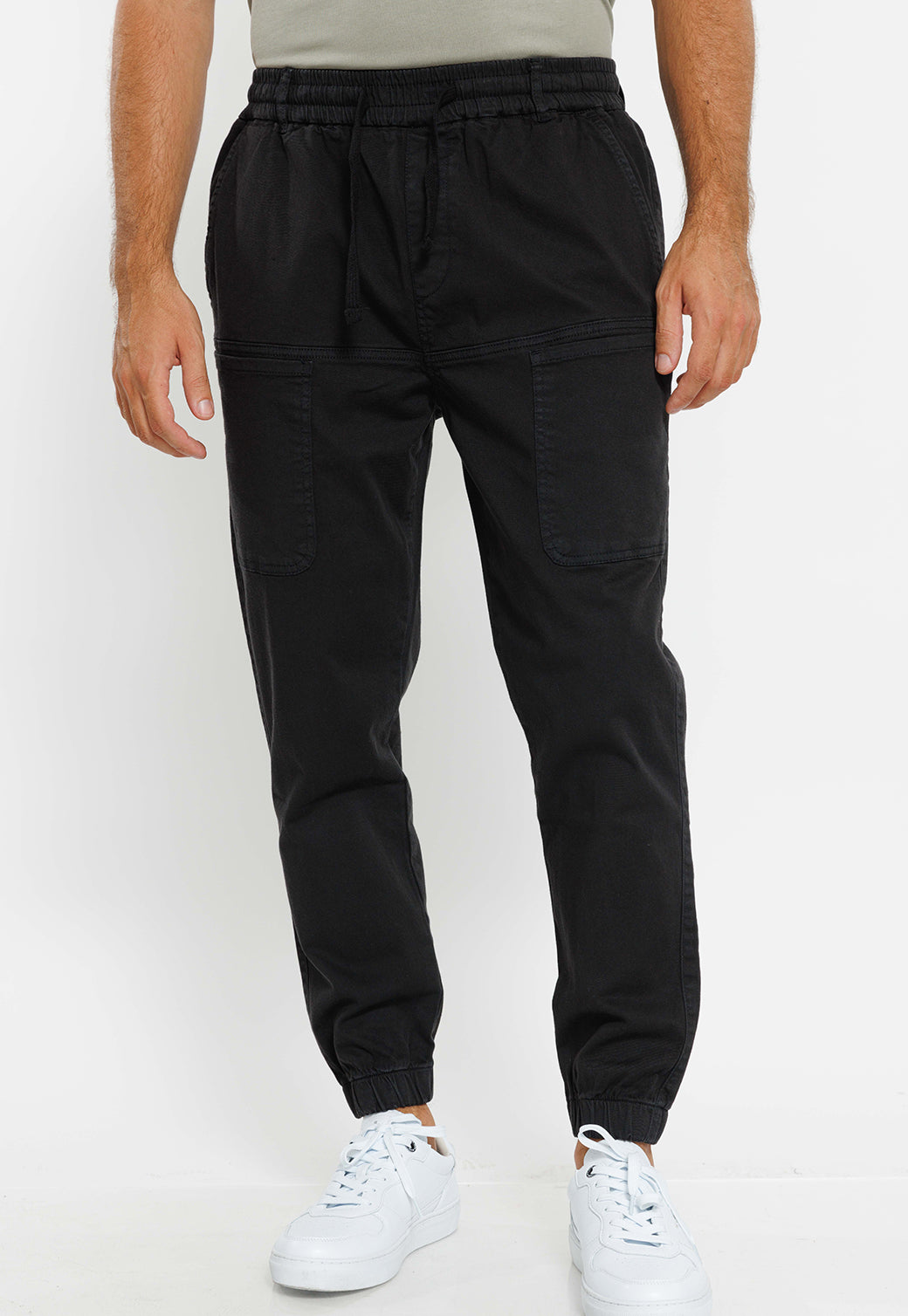 מכנסי דגמ"ח בגזרה מחויטת לגברים בצבע שחור