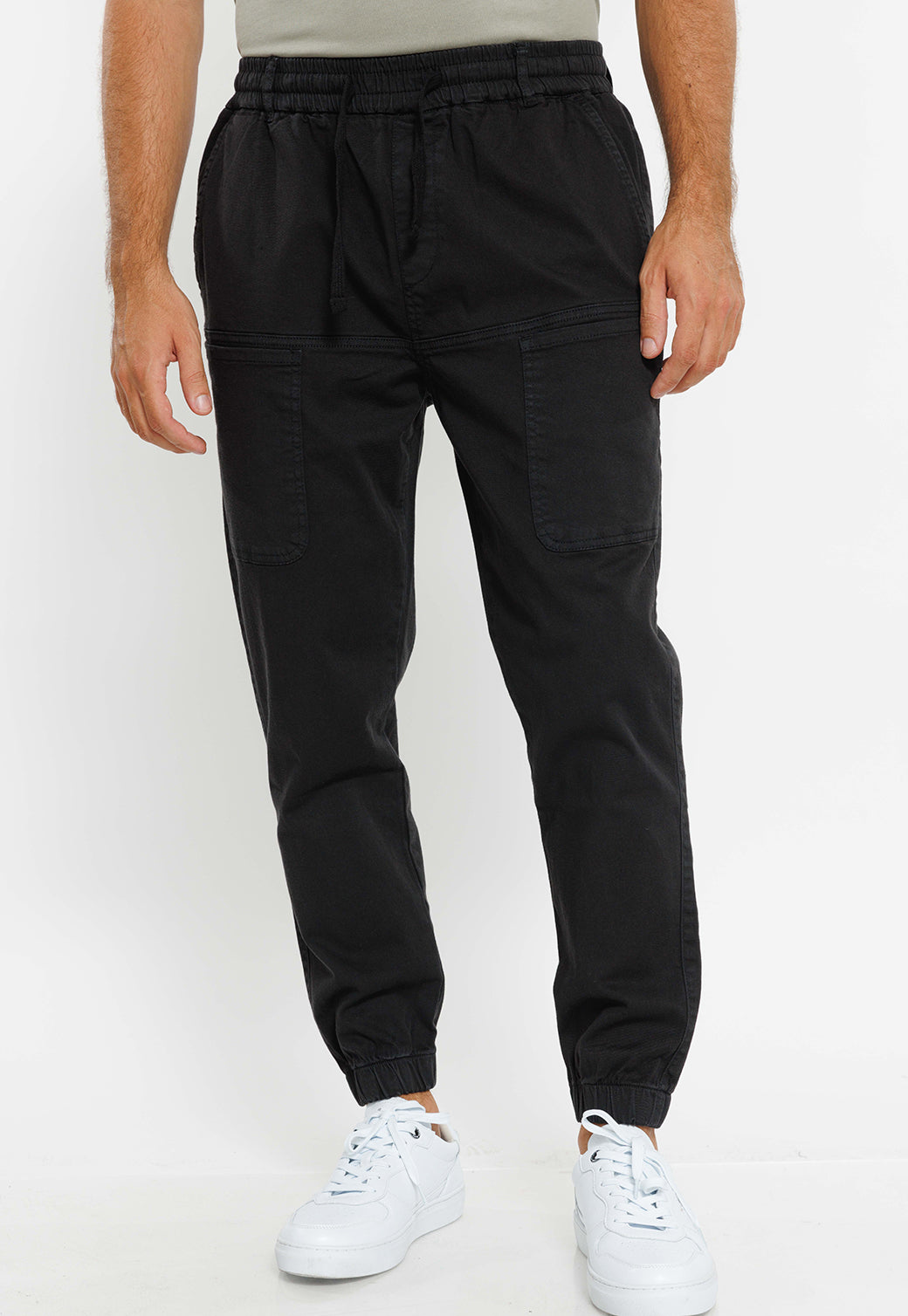 מכנסי דגמ"ח בגזרה מחויטת לגברים בצבע שחור