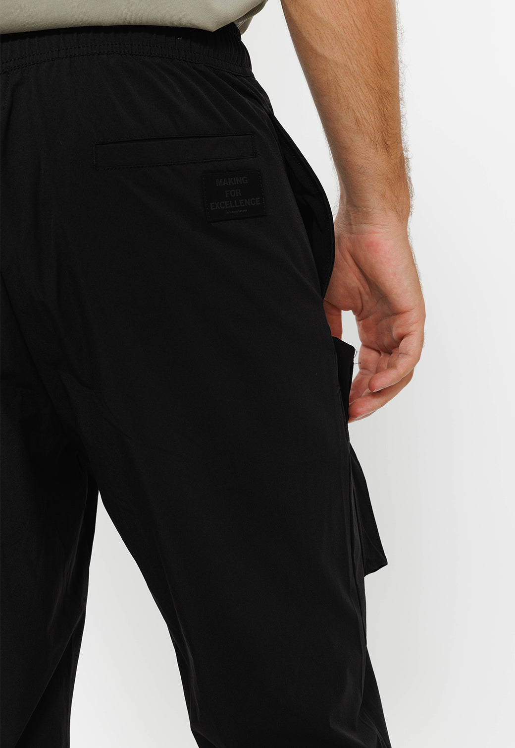מכנסי דגמ"ח עם כיסים גדולים לגברים בצבע שחור