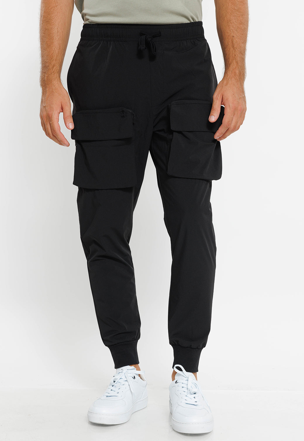 מכנסי דגמ"ח עם כיסים גדולים לגברים בצבע שחור