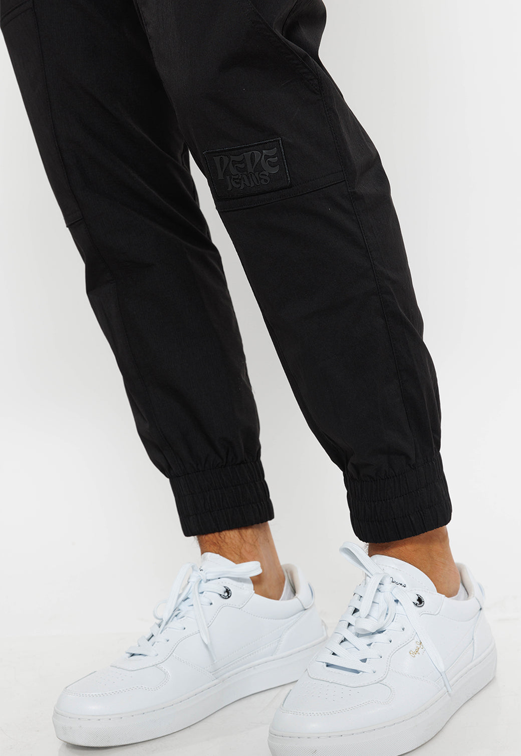 מכנסי ג'וגר קלים לגברים בצבע שחור