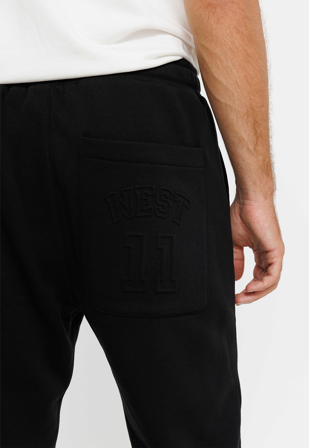 מכנסי טרנינג עם הדפס מובלט לגברים בצבע שחור