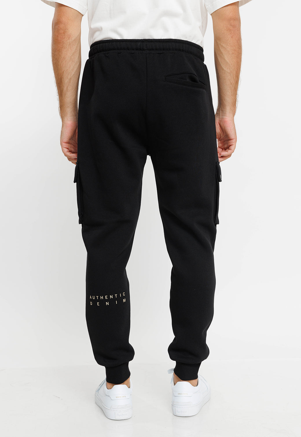 מכנסי ג'וגר עם כיסי קארגו בצבע שחור לגברים