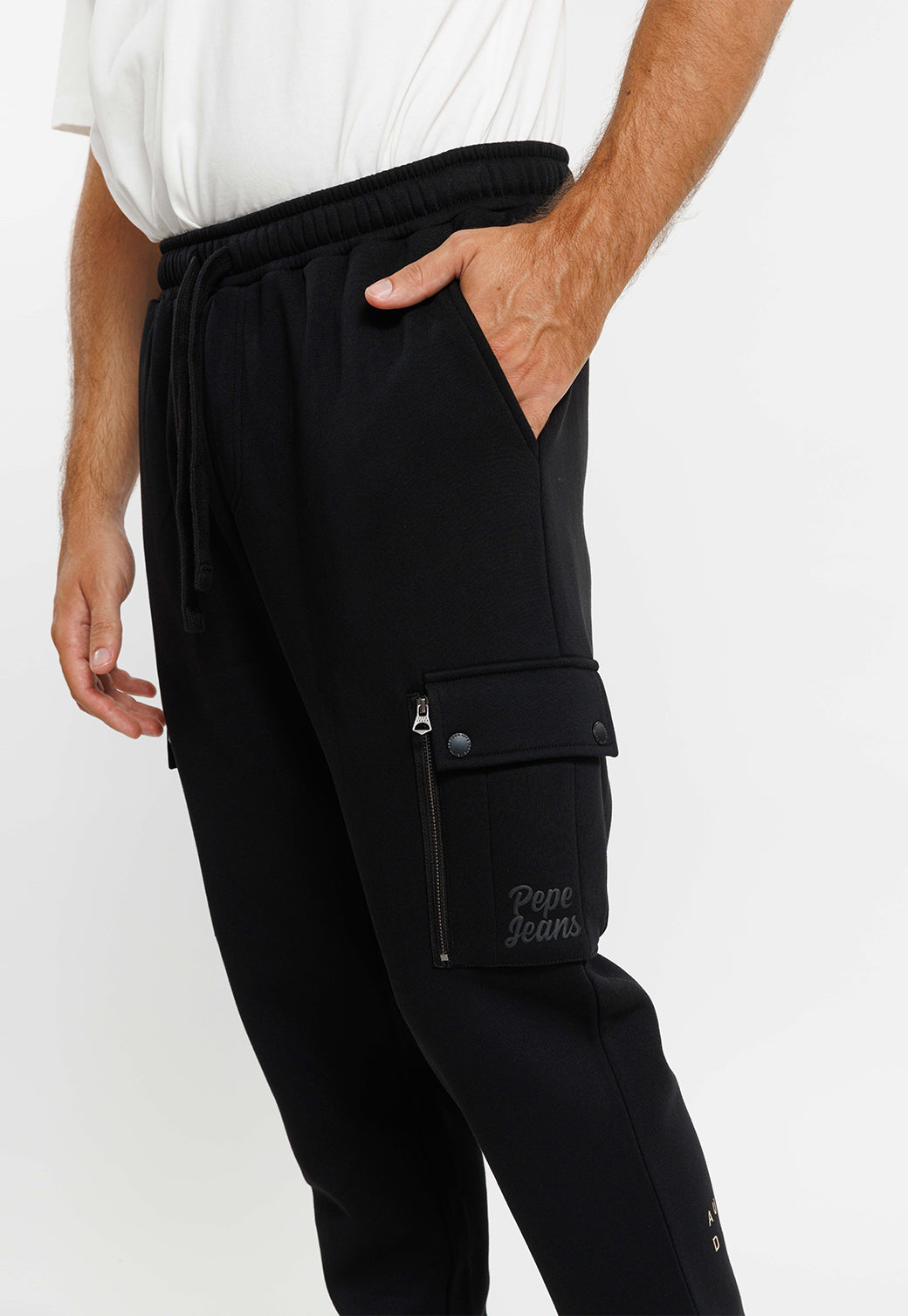 מכנסי ג'וגר עם כיסי קארגו בצבע שחור לגברים
