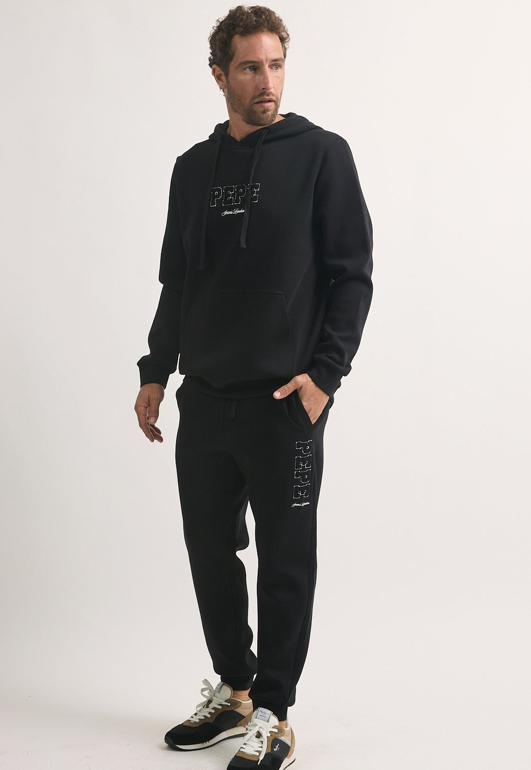 סווטשירט קפוצ'ון לגברים בצבע שחור עם לוגו רקום בחזית