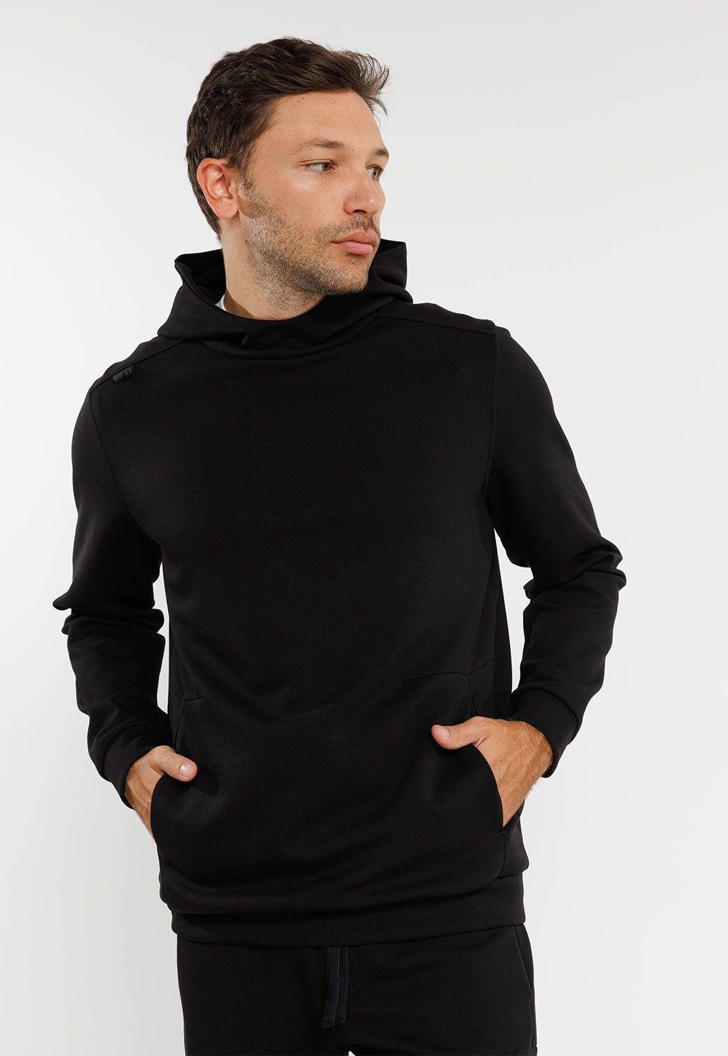 קפוצ'ון שחור עם גזרה חלקה לגברים