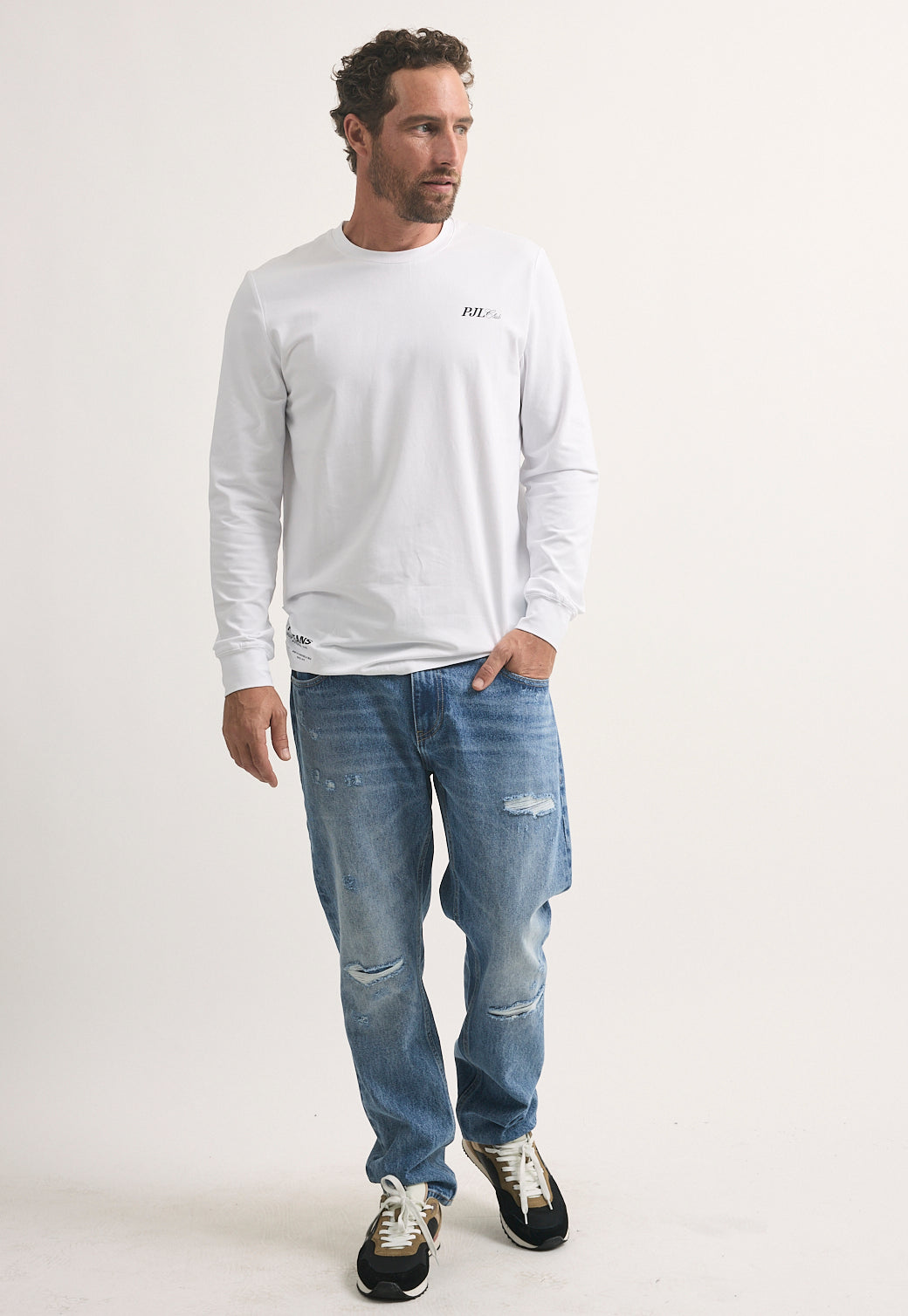 טי-שירט ארוכה לגברים בצבע לבן עם לוגו