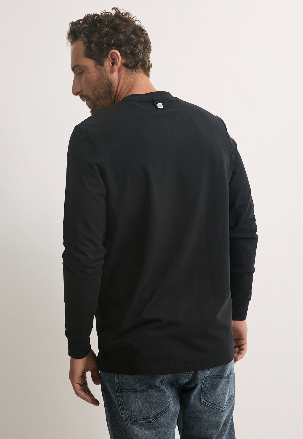 טי-שירט ארוכה לגברים בצבע שחור עם לוגו