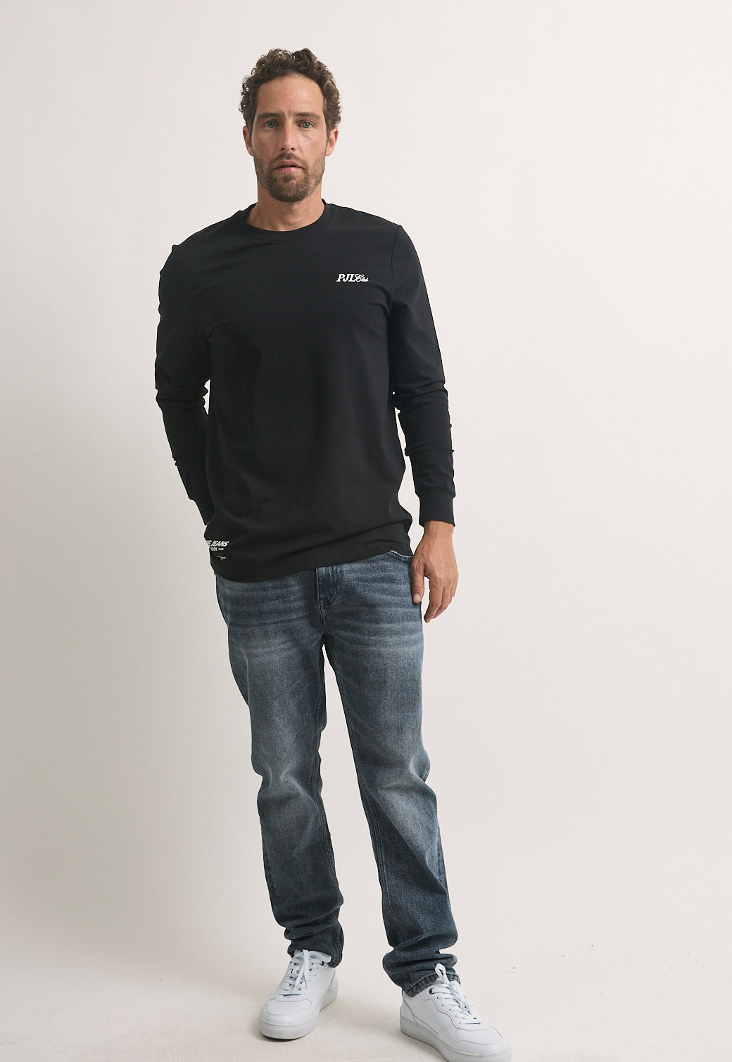 טי-שירט ארוכה לגברים בצבע שחור עם לוגו